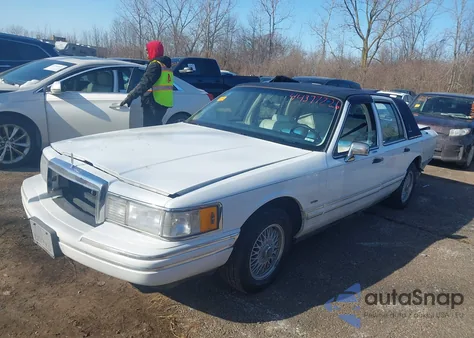 1992 Lincoln Town Car z USA, uszkodzony, nr VIN 01NLM82W7NY675379